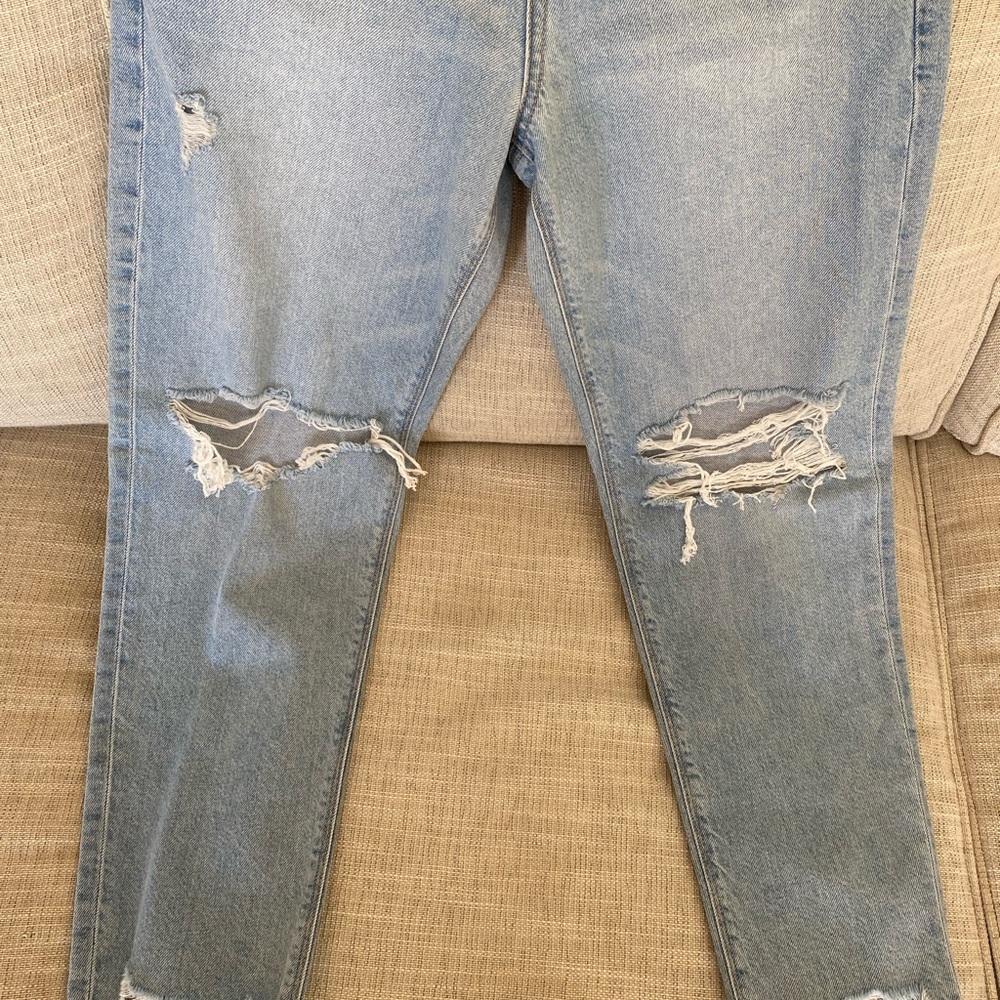 American Eagle Outfitterss Light Blue Distressed Women’s Jeans